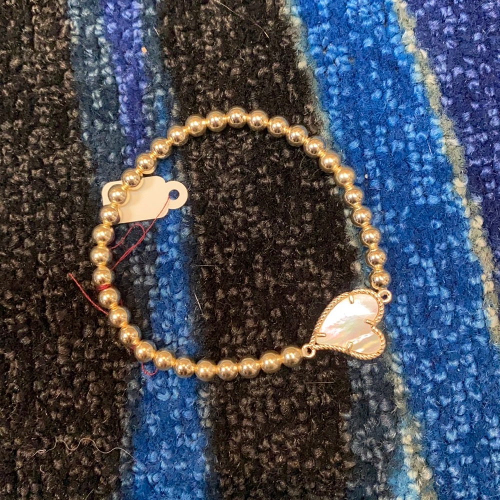 Elastic bracelet w/gold beads and gold outlined mother of pearl heart. NWT